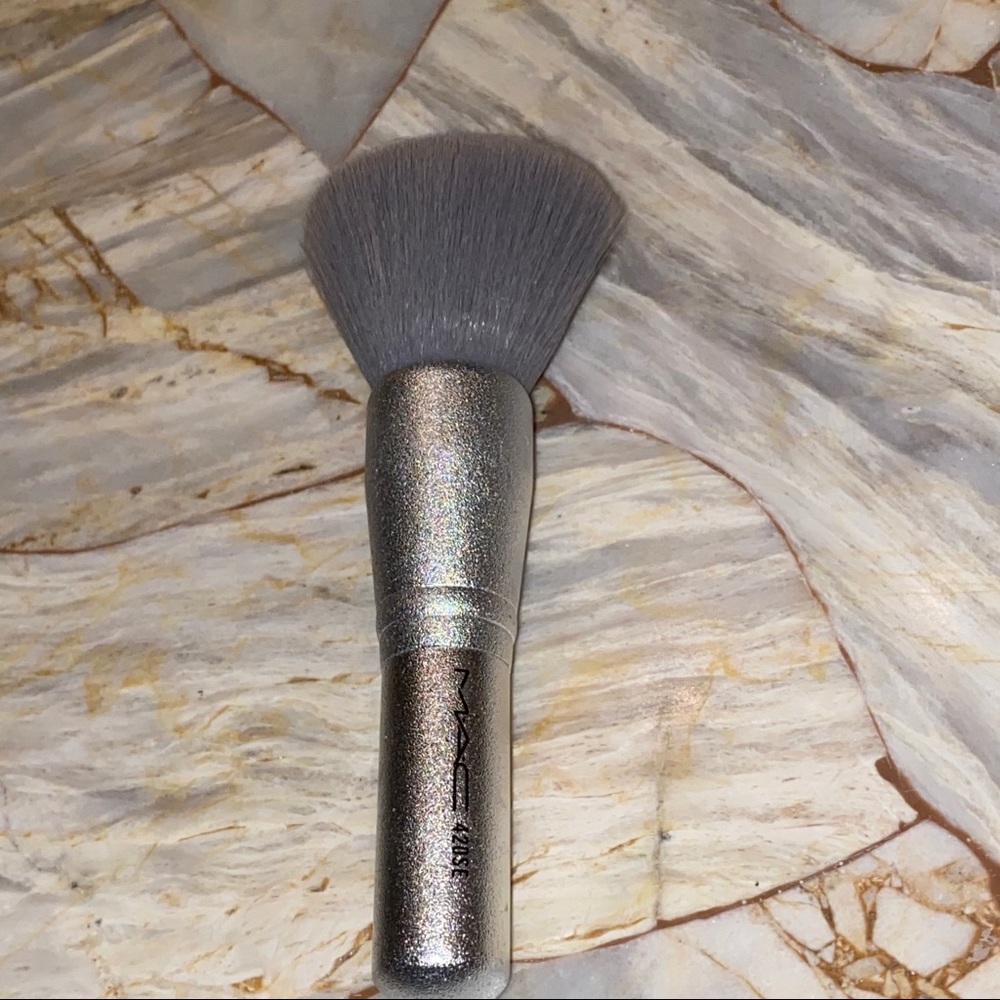 Mac 420SE Powder Brush Foundation 420 Silver